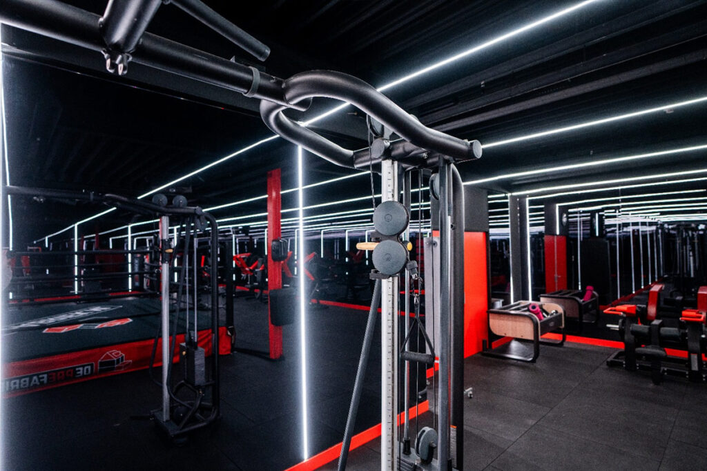 stoere-fitnessruimte-fitnessspiegel-met-verlichting