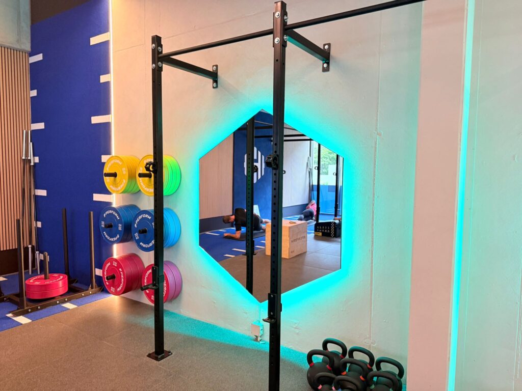 led-spiegel-op-maat-fitness-ruimte-enkel-aquagroen